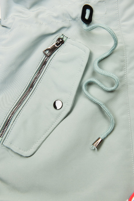 Nefritově zelená parka s kožešinou na kapuci