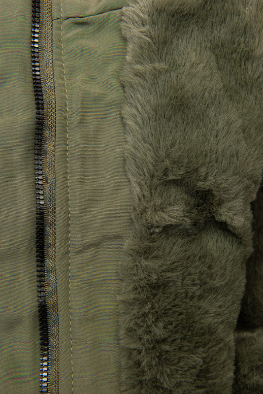 Olivově zelená parka s kožešinou na kapuci