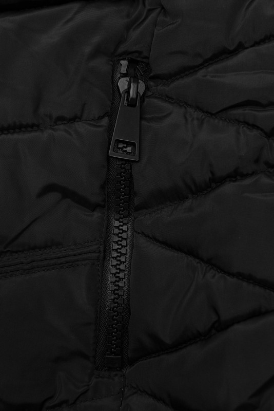 Černá zimní bunda s odnímatelnou kožešinou