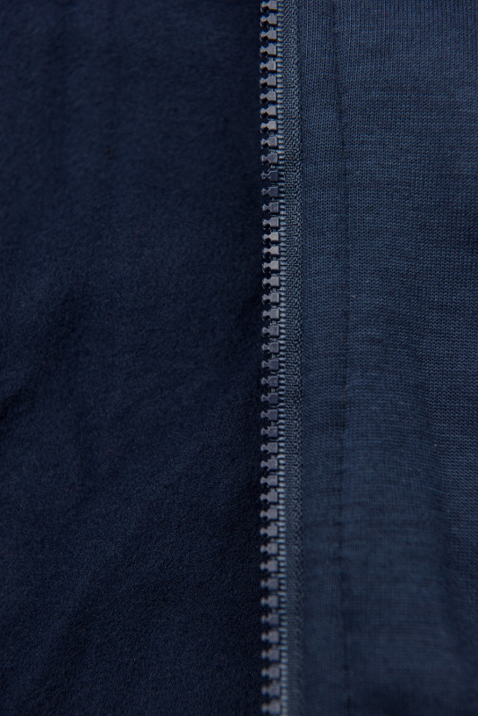 Tmavě modrá prodloužená mikina s barevnou podšívkou