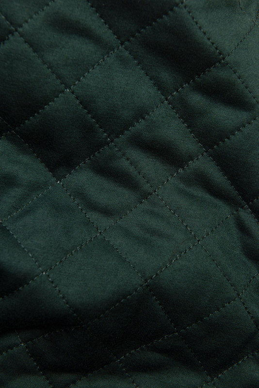 Smaragdově zelená mikina s prošívanou kapucí