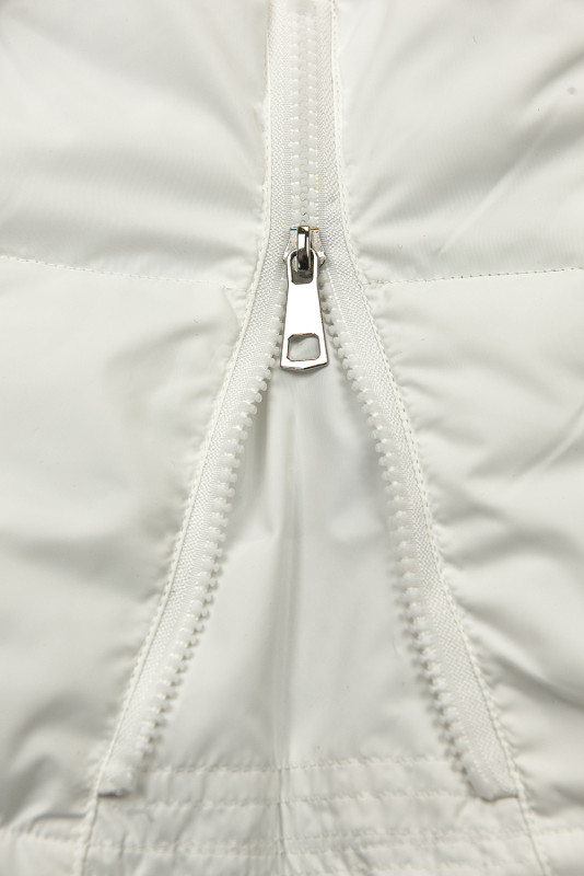 Bílá bunda s károvaným lemem