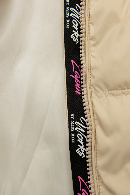 Přechodná béžová bunda s kapucí