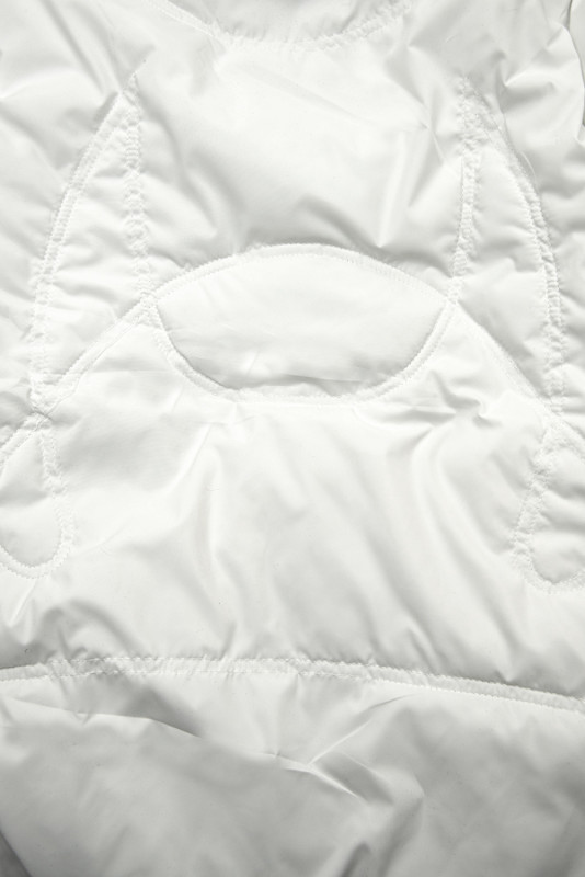 Přechodná bílá bunda s kapucí