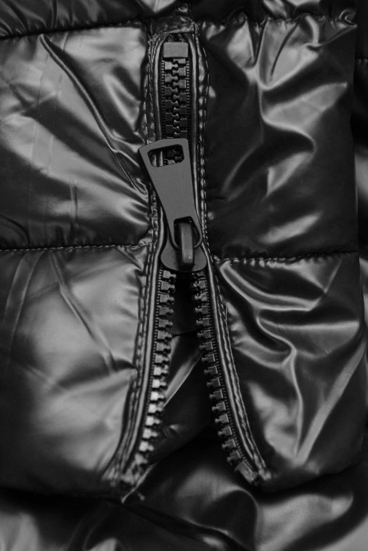 Černá zimní bunda v prošívaném vzhledu