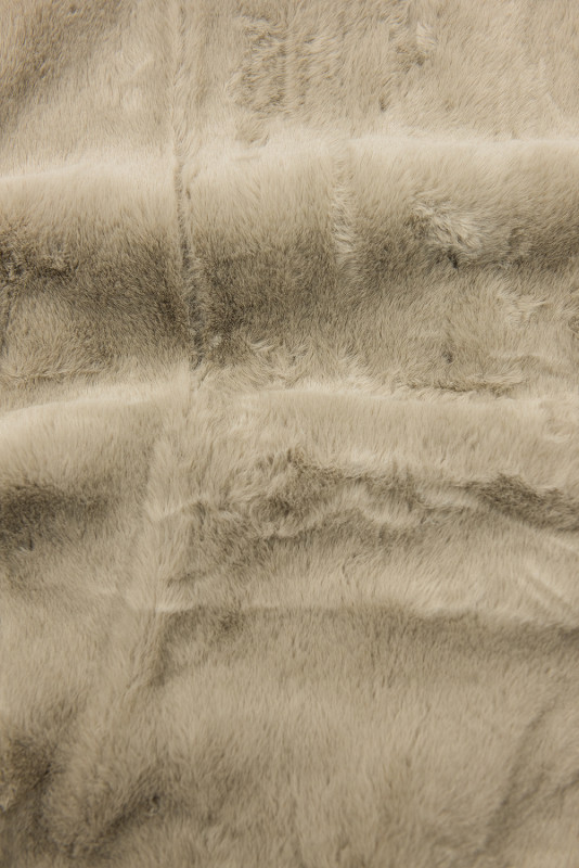 Perlově bílá zimní parka s plyšem a kožešinou