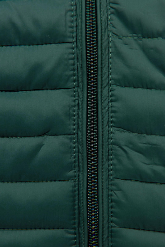 Zelená prošívaná bunda na přechodné období