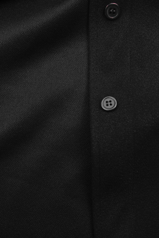 Černý lehký plášť