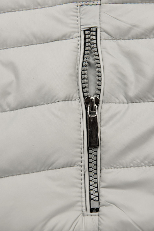 Světle šedá vesta ve zkráceném střihu