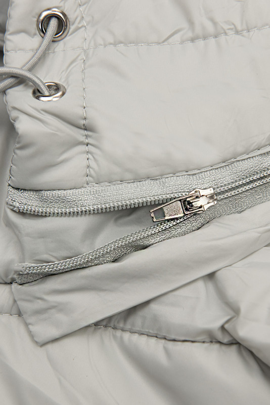 Světle šedá vesta ve zkráceném střihu