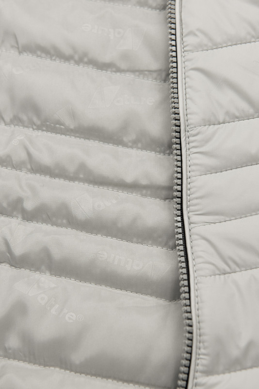 Světle šedá vesta ve zkráceném střihu