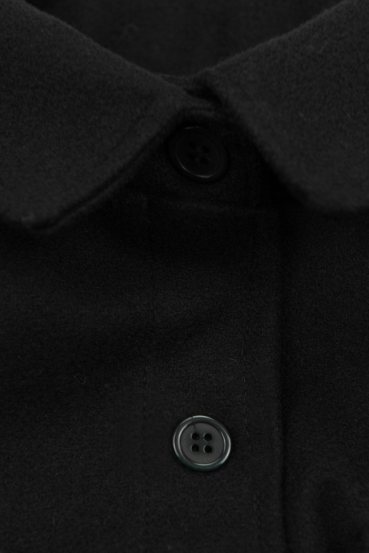 Černý lehký plášť