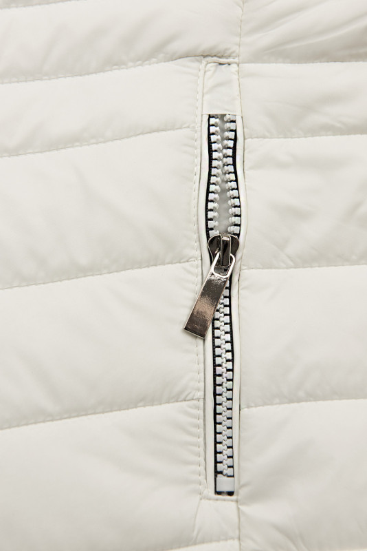 Ecru vesta ve zkráceném střihu