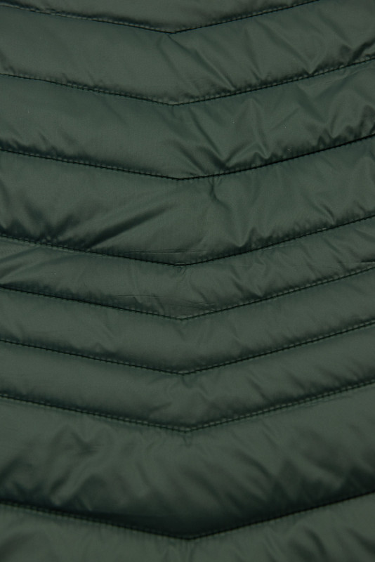 Tmavě zelená vesta ve zkráceném střihu