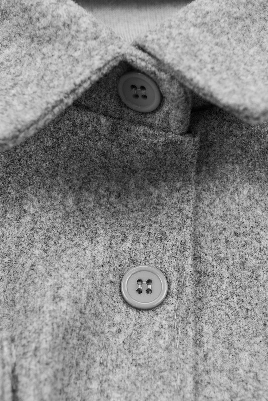 Šedý lehký plášť