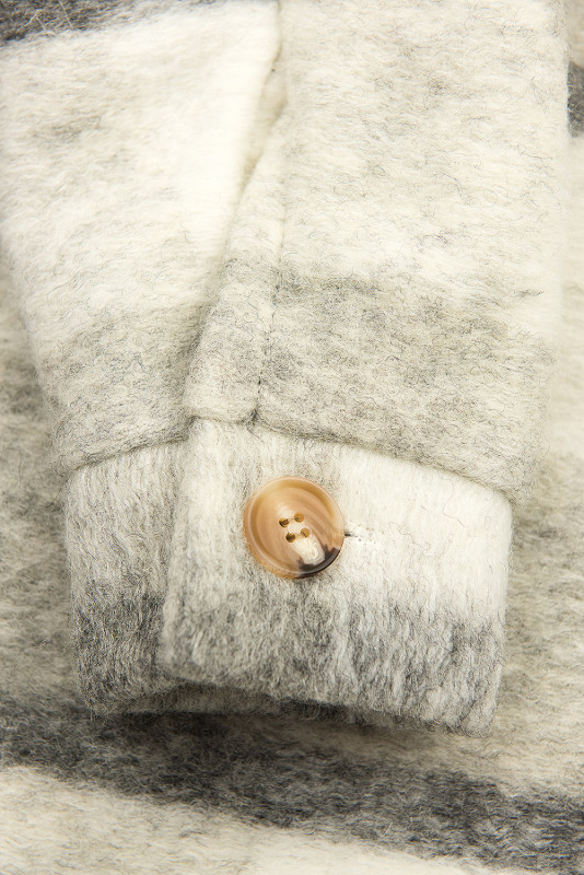 Šedo-bílá košilová bunda