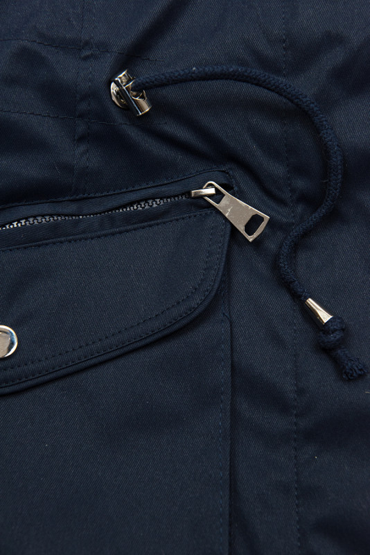 Tmavě modrá parka s odnímatelným futrem a kožešinou