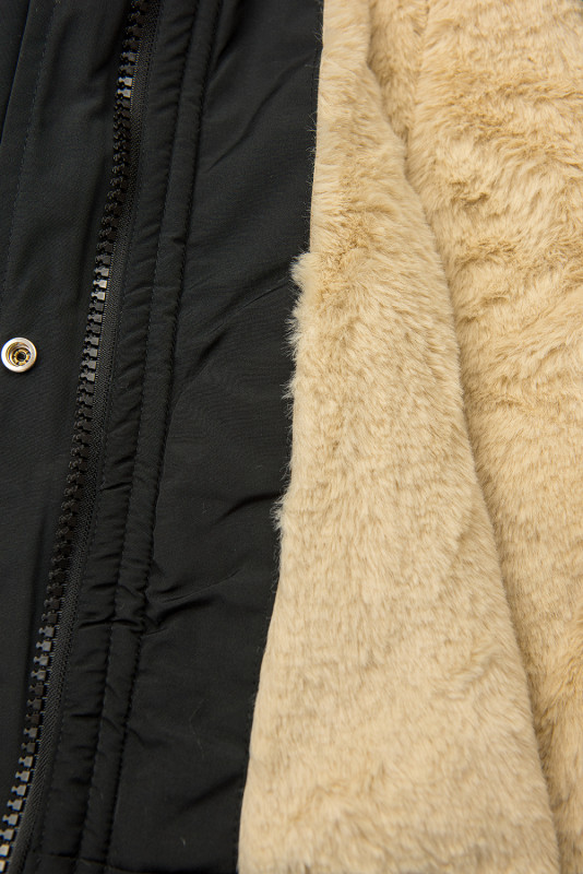 Černá parka na zimu s béžovým futrem