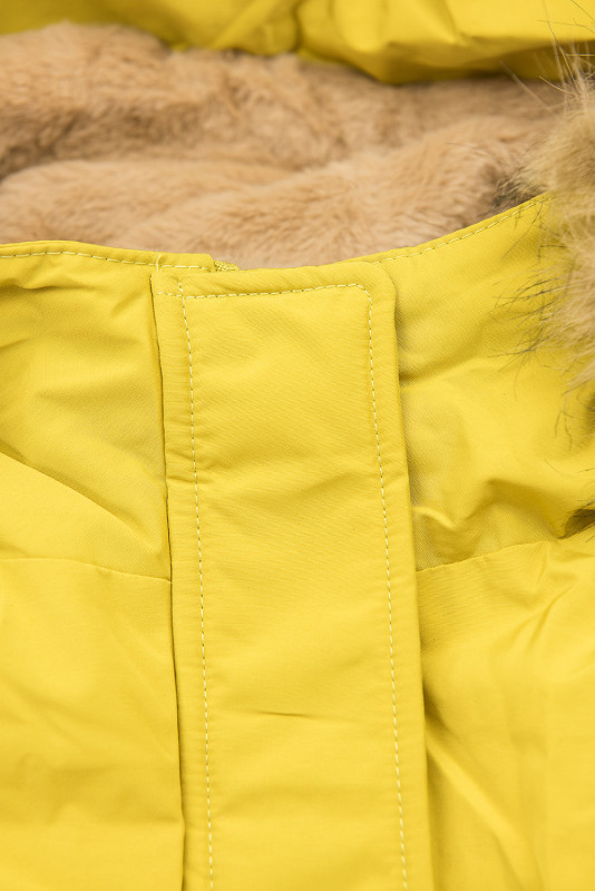 Citronově žlutá parka na zimu s béžovým futrem
