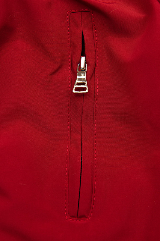 Červená parka na zimu s černým futrem