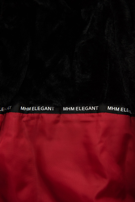 Červená parka na zimu s černým futrem