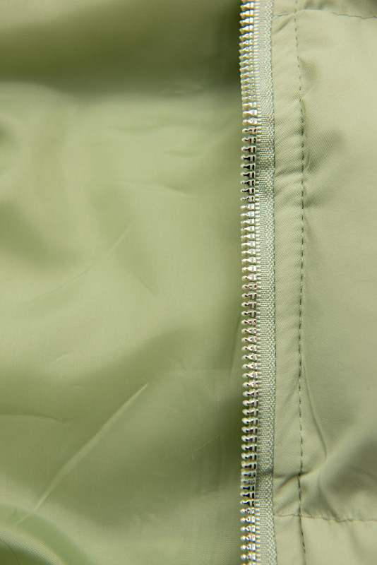 Světle zelená prošívaná vesta s kapucí