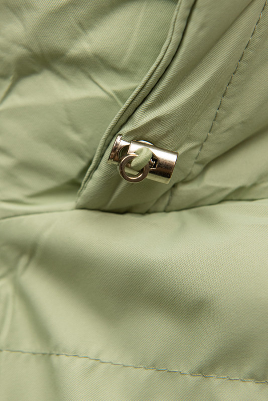 Světle zelená prošívaná vesta s kapucí