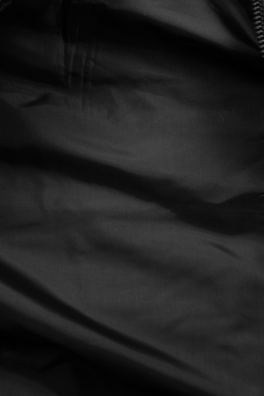 Černá prošívaná bunda s kapucí a kožešinou