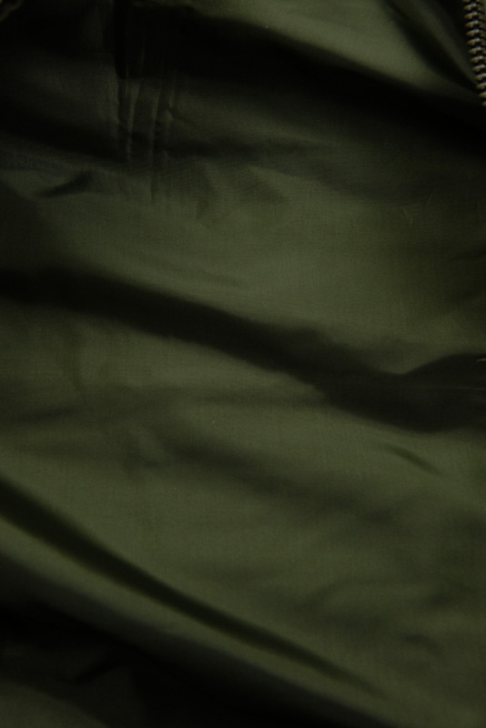 Tmavě zelená prošívaná bunda s kapucí a kožešinou