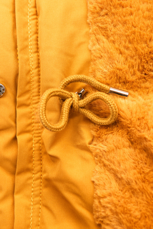 Žlutá parka s hořčicovou kožešinovou podšívkou
