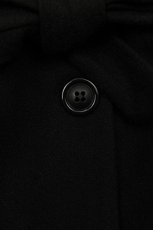 Černý kabát na zavazování