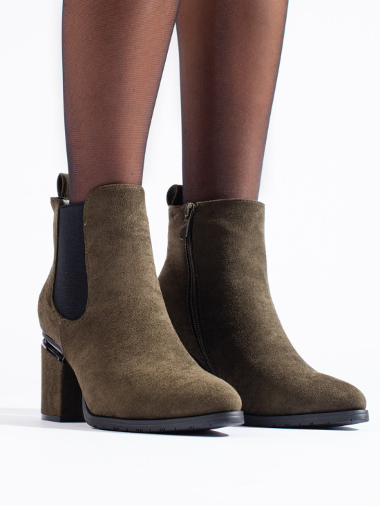 Tmavozelené kotníkové boty na sloupku Vinceza
