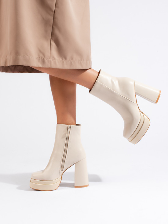 Světlé béžové kotníkové kozačky na vysokém podpatku