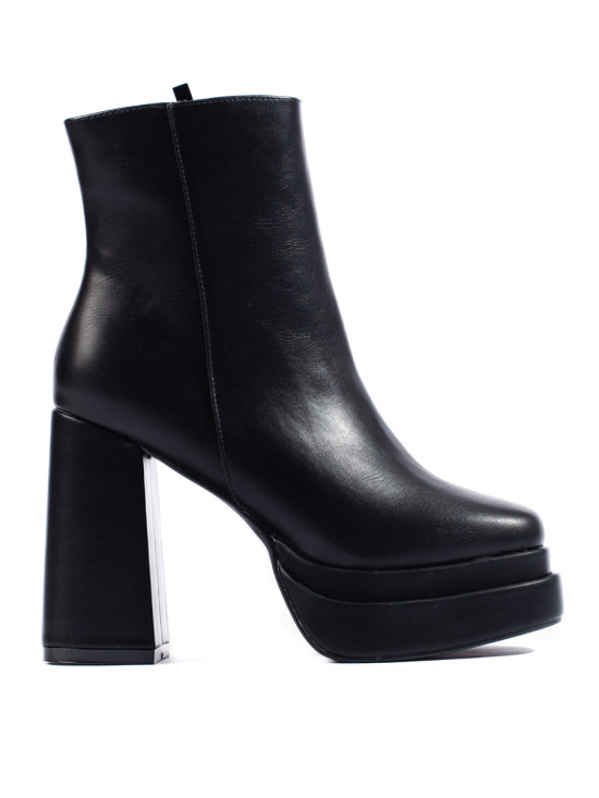 Černé kotníkové kozačky na vysokém podpatku