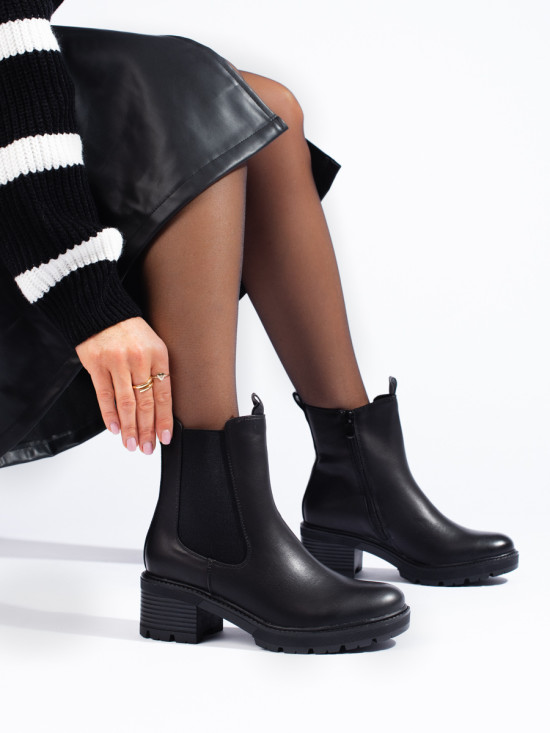 Černé chelsea kozačky na nízkém podpatku
