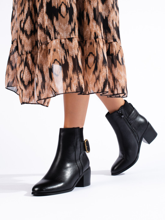 Černé elegantní kotníkové kozačky se sponou