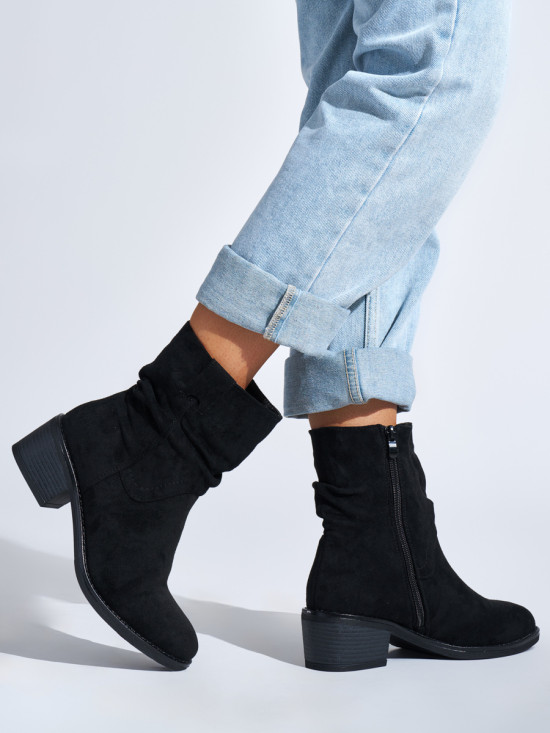 Černé kotníkové kozačky