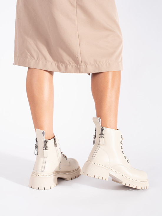 Světle béžové kozačky z kůže