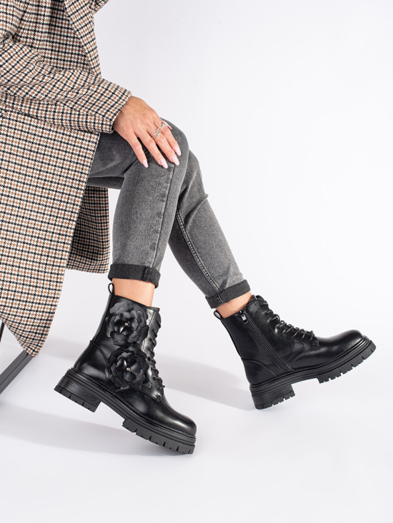 Černé zateplené workery s květinami