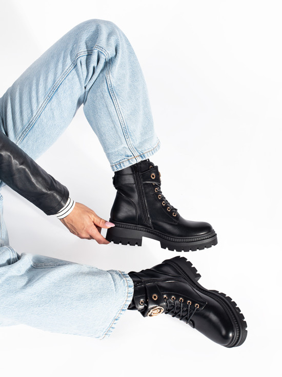 Černé dámské kotníkové boty s ozdobným řemínkem