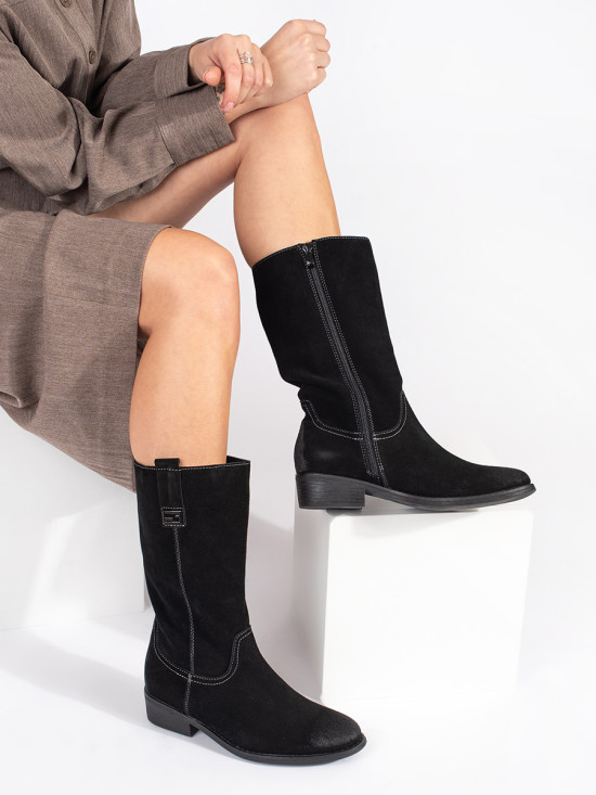 Černé kožené dámské kozačky typu kovbojky na podpatku