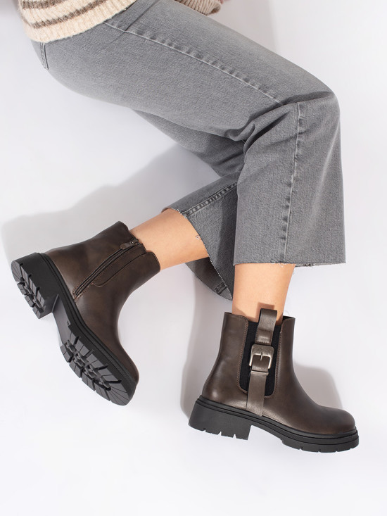 Hnědé dámské kotníkové kozačky se sponou