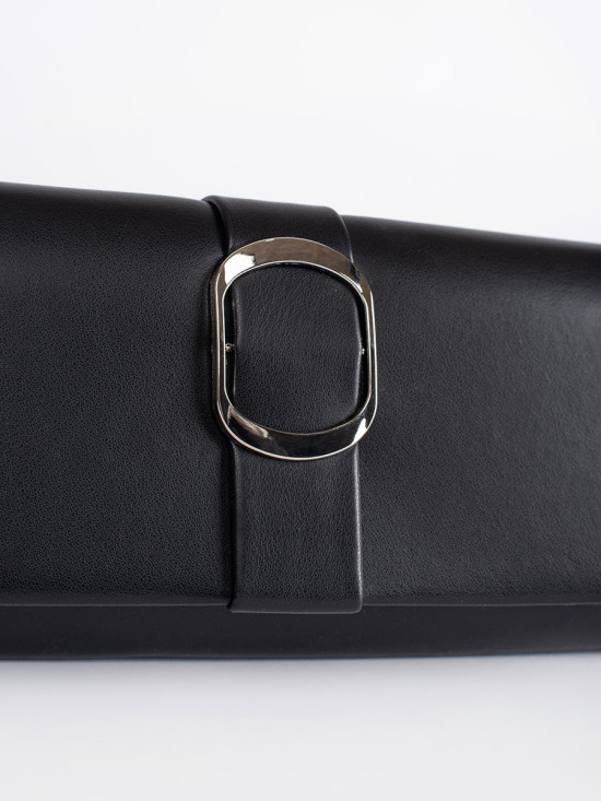 Černá kabelka se stříbrnou sponou