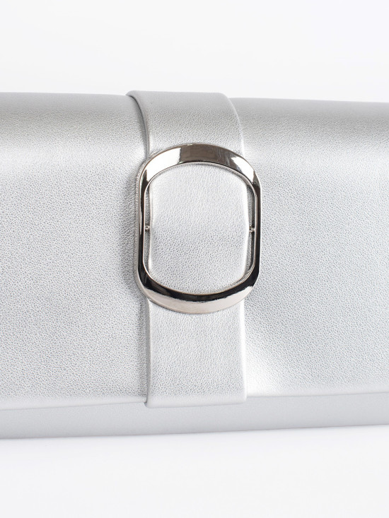 Stříbrná kabelka se stříbrnou sponou