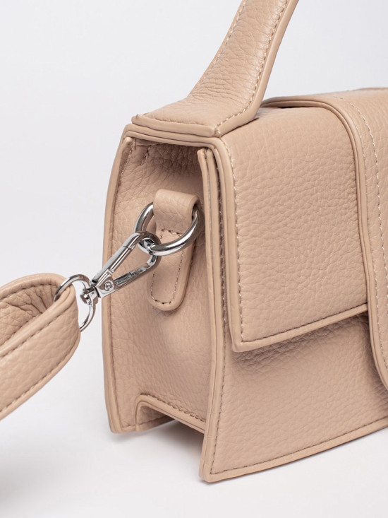 Malá béžová kabelka s rukojetí