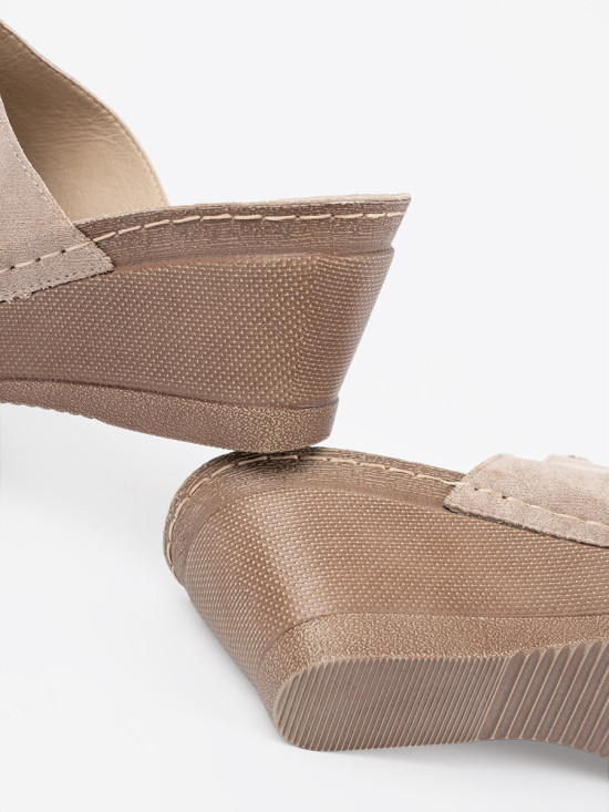 Béžové dámské pantofle na platformě