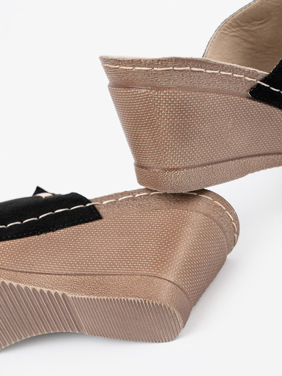 Černé pantofle na platformě