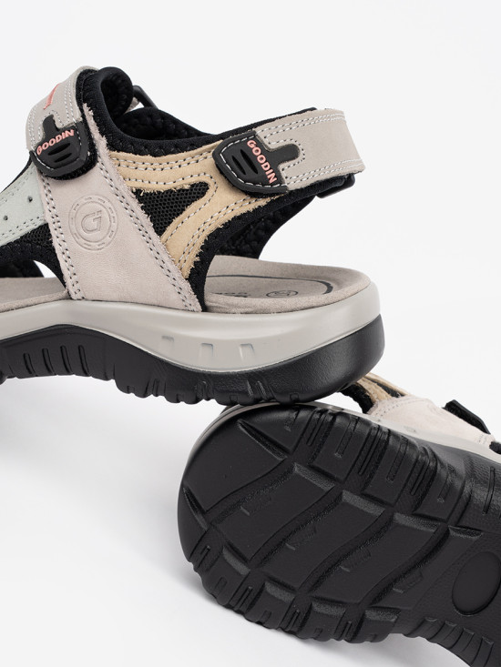 Vícbarevné sportovní sandály