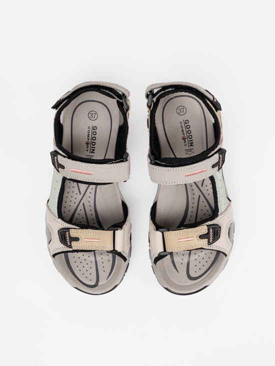 Vícbarevné sportovní sandály