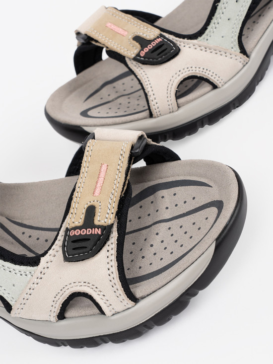 Vícbarevné sportovní sandály